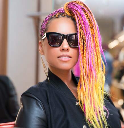 Pour éviter la décoloration, Alicia Keys a opté pour des rajouts rose et jaune qui donnent du pep’s à ses tresses. 