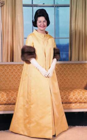 1965 : Lady Bird Johnson en robe de satin jaune par John Moore 