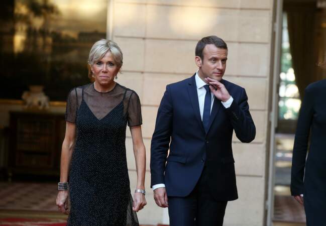 Brigitte Macron : une nouvelle nuance de blond et un chignon sophistiqué