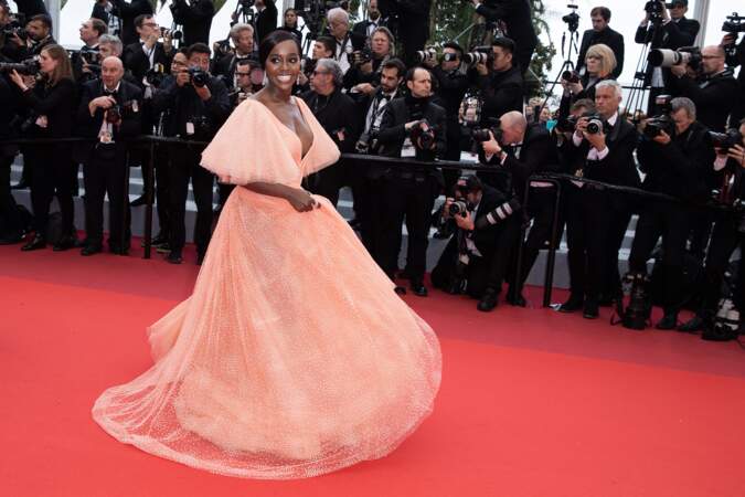 Aja Naomi King en robe Zac Posen lors de la montée des marches du film "A Hidden Life" à Cannes le 19 mai 2019 