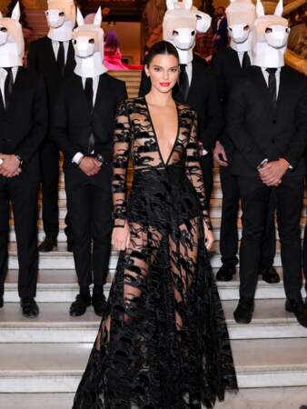 Un short taille haute habille la taille de Kendall Jenner, sous une robe en transparence, aussi stylée que osée.