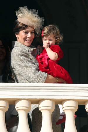 La prince Caroline de Monaco ravie de câliner sa petite fille