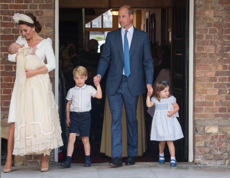 Kate et William, accompagnée de Charlotte et George, lors du baptême du prince Louis le 9 juillet 2018