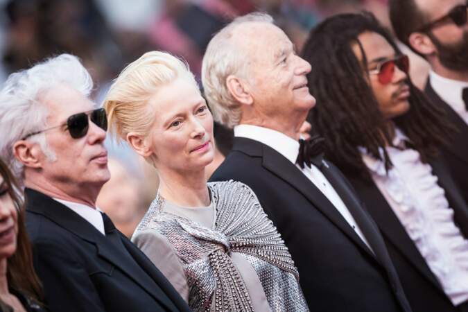 Tilda Swinton, fidèle à sa coupe rock blond platine, lors de la montée des marches de Cannes le 14 mai 2019