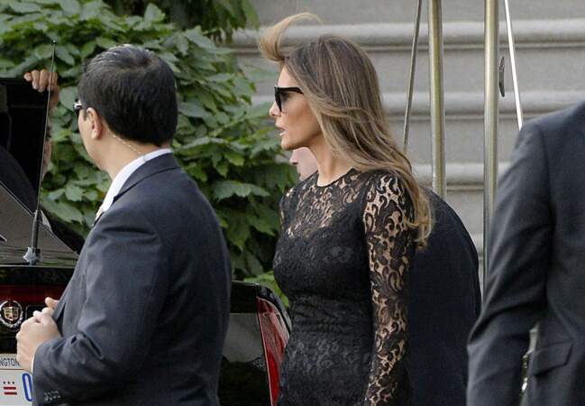 Melania Trump fait monter la température en robe noire en dentelle transparente. 