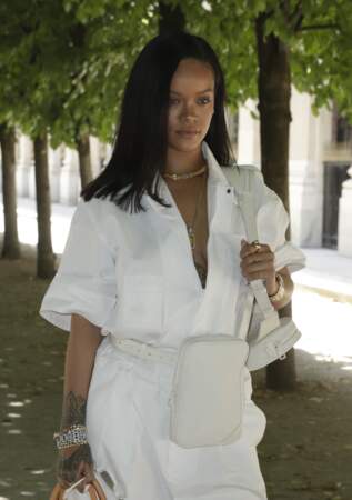 Rihanna en bombi-pantalon unie blanche