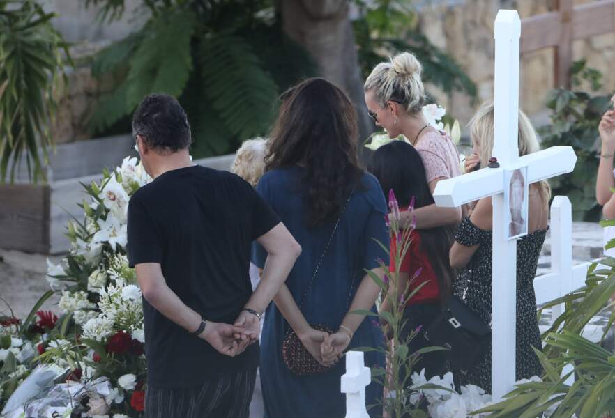 Laeticia Hallyday se rend sur la tombe de Johnny Hallyday avec Jade, Joy et leur parrain Jean Reno
