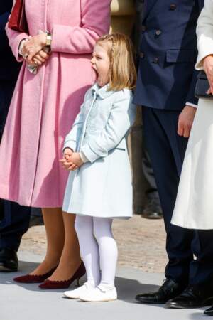 Estelle ne cache pas son ennui en regardant la parade militaire en l'honneur de son grand-père, le roi de Suède