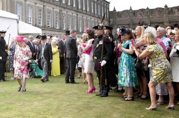 Les convives prennent en photo Elizabeth II lors de la garden party qui a eu lieu au palais de Holyroodhouse à Edim