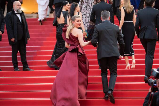 Amber Heard monte les marches du film « Douleur et Gloire »