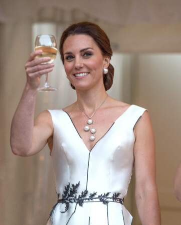 Kate Middleton tout sourire lève un toast probablement en l'honneur du pays d'accueil