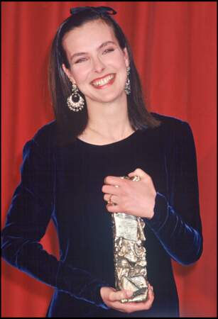 Carole Bouquet en robe en velours bleu nuit, remporte le César en 1990 pour "Trop belle pour toi"