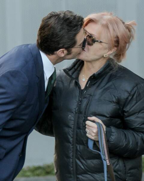 Hugh Jackman embrasse sa femme alors qu'il se rend à Good Morning America, New York pour promouvoir le film Logan