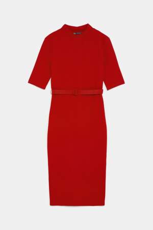 Robe rouge droite ceinturée, 25,95 €, Zara.