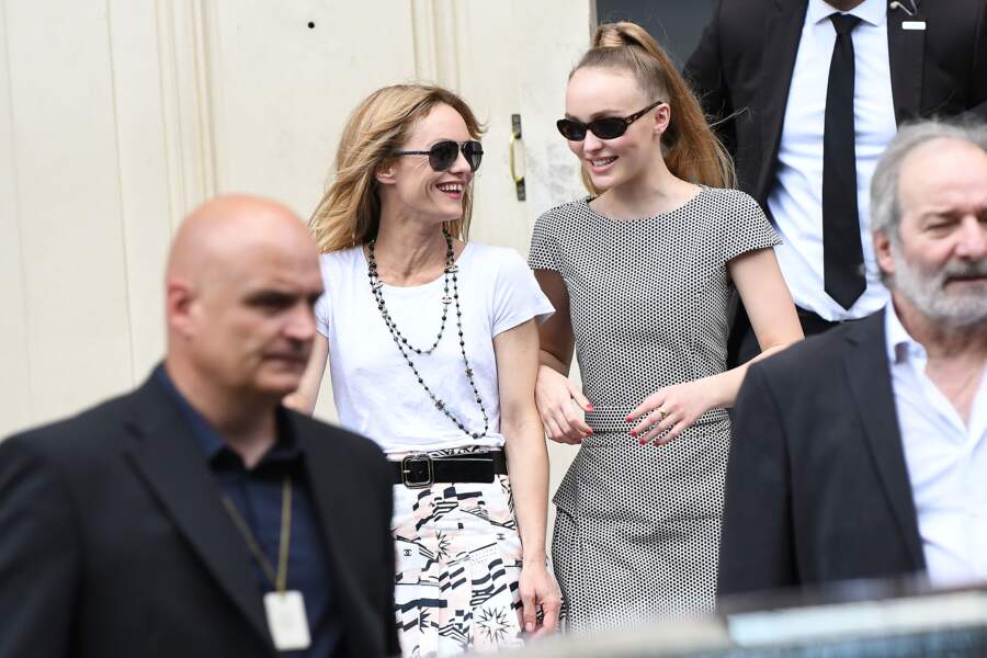 Vanessa Paradis et sa fille Lily-Rose Depp au défilé Chanel