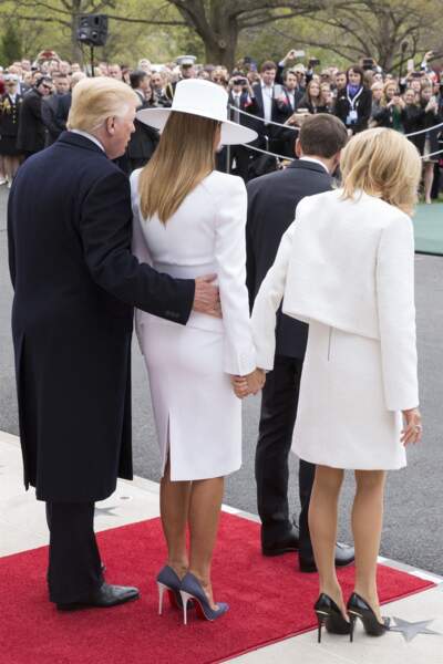 Il n'est pas rare que Brigitte Macron et Melania Trump se tiennent la main, comme ce 24 avril 2018 à Washington