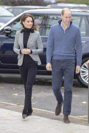 Aux côtés du prince William, Kate Middleton a cette allure plus classique que Meghan Markle.