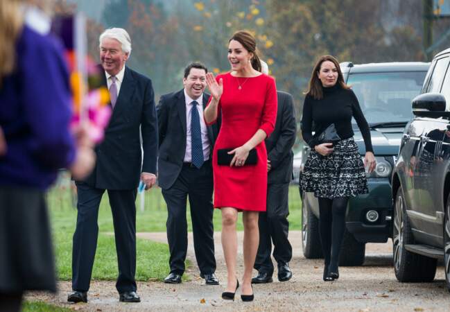 La duchesse de Cambridge choisit une robe rouge Katherine Hooker
