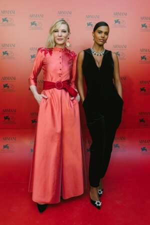 Tina Kunakey féline en combinaison noire avec Cate Blanchett lors d'un diner privé Armani
