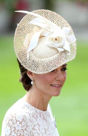 15 juin 2016: Catherine de Cambridge au Royal Ascot et son bucolique chapeau Una de Jane Taylor