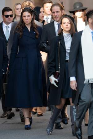 Pauline Ducruet très stylée avec une paire de bottes grises, un manteau bleu marine et un chapeau chic