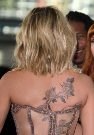 Scarlett Johansson possède ce tatouage en forme de rose qui lui va à ravir