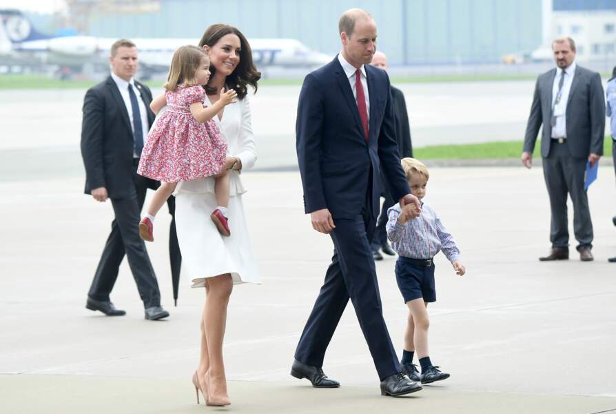 Kate, William, et leurs enfants, tous les quatre très chics à la sortie de l'avion