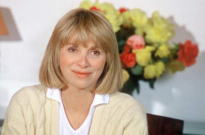En 1992 dans la série "Les Coeurs Brûlés", Mireille Darc, son carré blond et sa frange, affinée