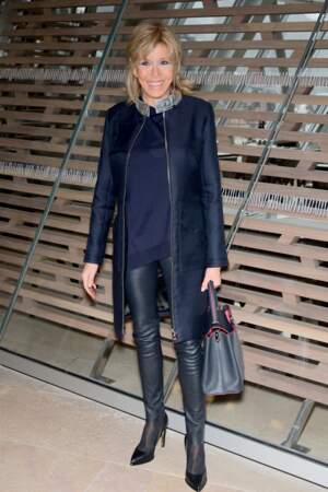 En mars 2016, lors du défilé Louis Vuitton, Madame Macron sort avec son indispensable jean slim cuir