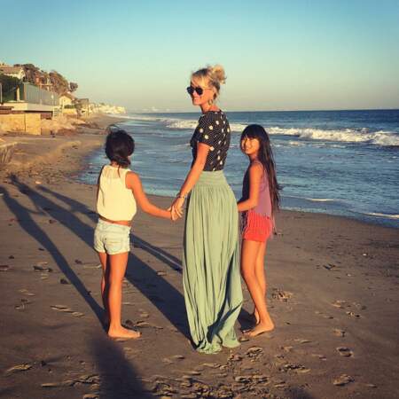 Laeticia Hallyday en jupe vert d'eau maxi longueur sur une plage californienne avec Jade et Joy en novembre 2016
