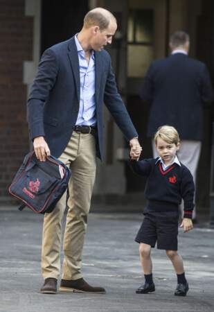 Le Prince William chic décontracté avec son fils le Prince George pour son premier jour d'école