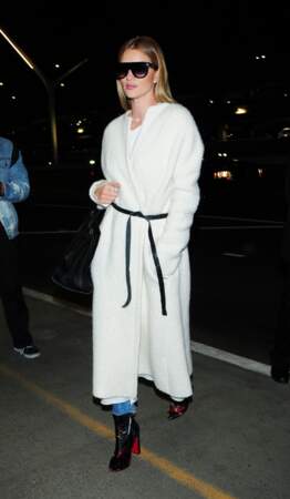 Rosie Huntington-Whiteley en manteau blanc cassé ceinturé Isabel Marrant, à Los Angeles le 4 décembre 2017