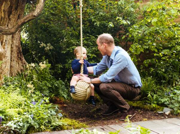 Le prince William joyeux avec son fils le prince Louis sur une petite blançoire