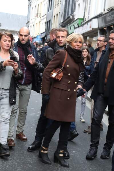 Avec son manteau Balmain et ses bottines Strategia, Brigitte Macron ne craint pas le froid d'Honfleur !