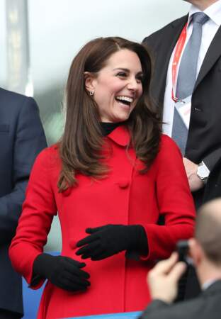 Hier au stade de France, Kate Middleton a opté pour un sublime manteau rouge signé Carolina Herrera.