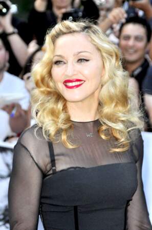 Cheveux longs bouclés et les lèvres ultra rouges : le look très glamour de Madonna à Toronto en 2011