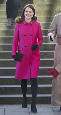 Kate Middleton en manteau fuchsia Mulberry, lors de la visite de la cathédrale de Coventry le 16 janvier 2018