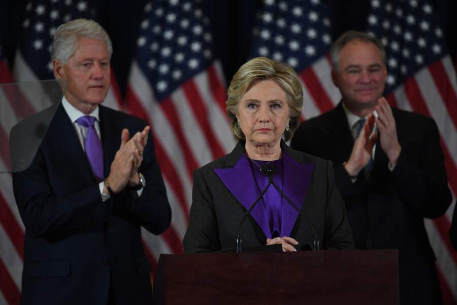 Lors de son discours de défaite, Hillary Clinton arbore une veste à revers violet, signe d'une Amérique unie.