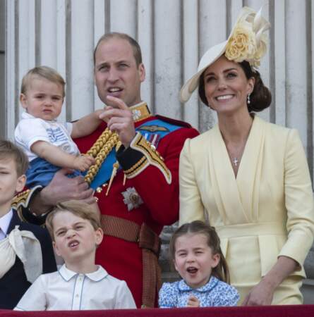 Le prince George grimaçant et la princesse Charlotte admirative à Trooping the colour en juin 2019