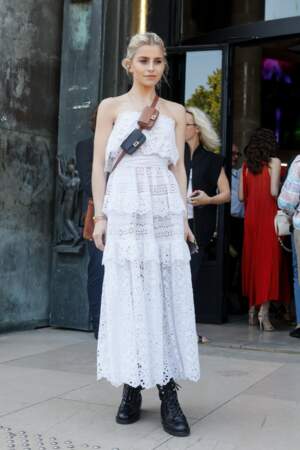 Au défilé "Elie Saab", Caroline Daur en robe blanche romantique.