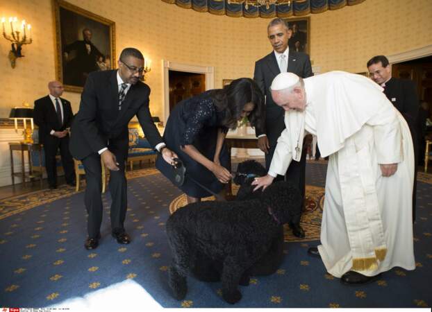 Le Pape François caresse le chien du nom de BO du couple présidentiel