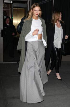 Karlie Kloss en Rosie Assoulin top et pantalon