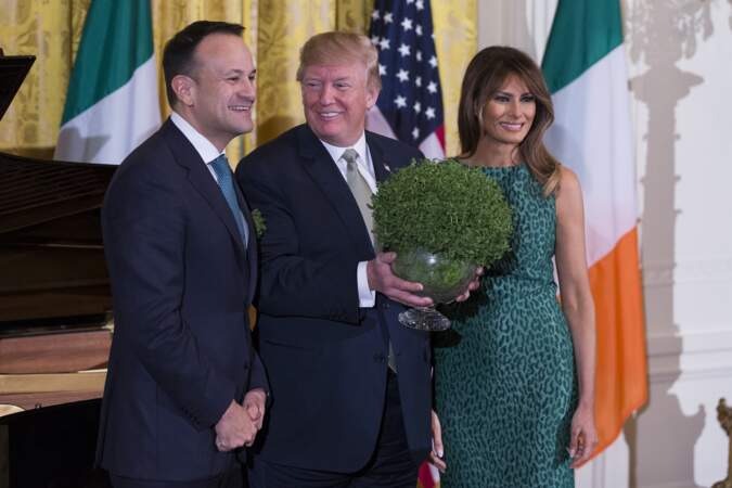 Melania Trump porte une tenue verte accordé au bouquet de trèfle irlandais
