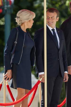 un chignon-banane pour Brigitte Macron cette fois attaché d'une barrette 