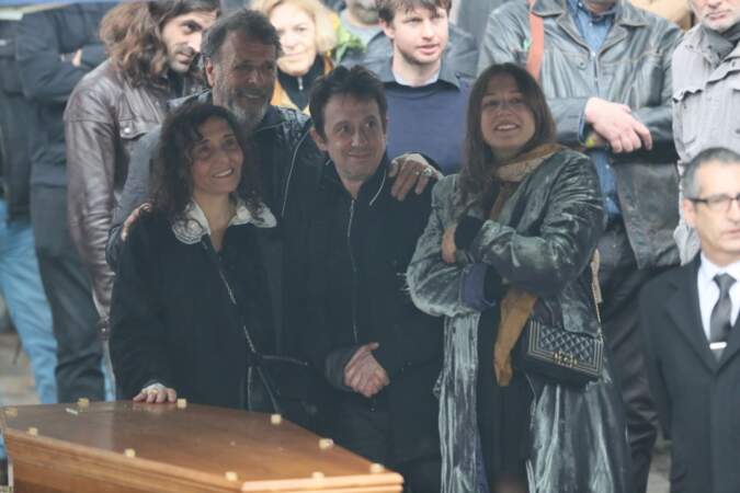 Eric Serra, Aziza Zakine , sa fille Izia Higelin lors des obsèques de Jacques Higelin au cimetière du Père Lachaise