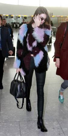 Un manteau en fausse-fourrure coloré comme Kendall Jenner