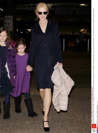 Nicole Kidman avec ses deux filles, Faith et Sunday, à l'aéroport de Los Angeles