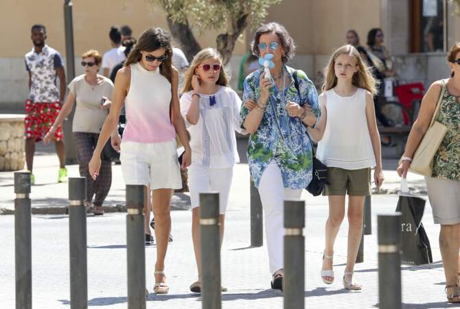 La reine Sofia, la reine Letizia et ses filles Leonor et Sofia se promènent à Palma de Majorque le 31 juillet 2018