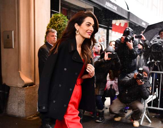 Amal Clooney devant l'hôtel The Mark pour la baby shower de Meghan Markle, à New York, le 20 février 2019
