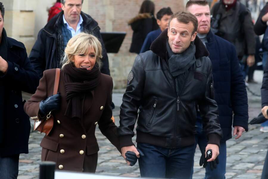 A Honfleur, Brigitte Macron profite d'un week end de 3 jours avec Emmanuel Macron, dans une tenue relax et chic.